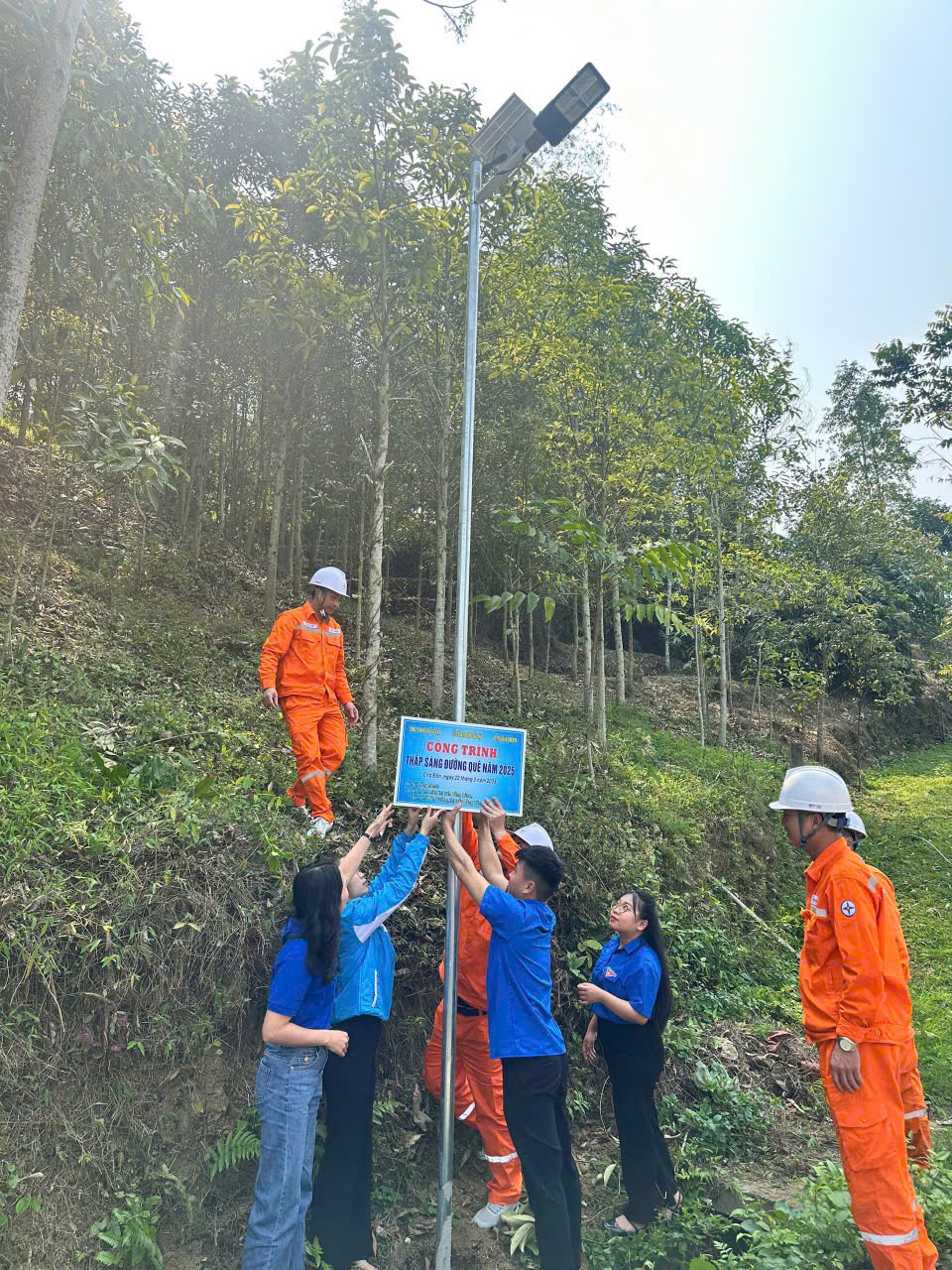 Chi đoàn thanh niên Sở Công Thương Bắc Kạn hưởng ứng Giờ Trái đất năm 2025